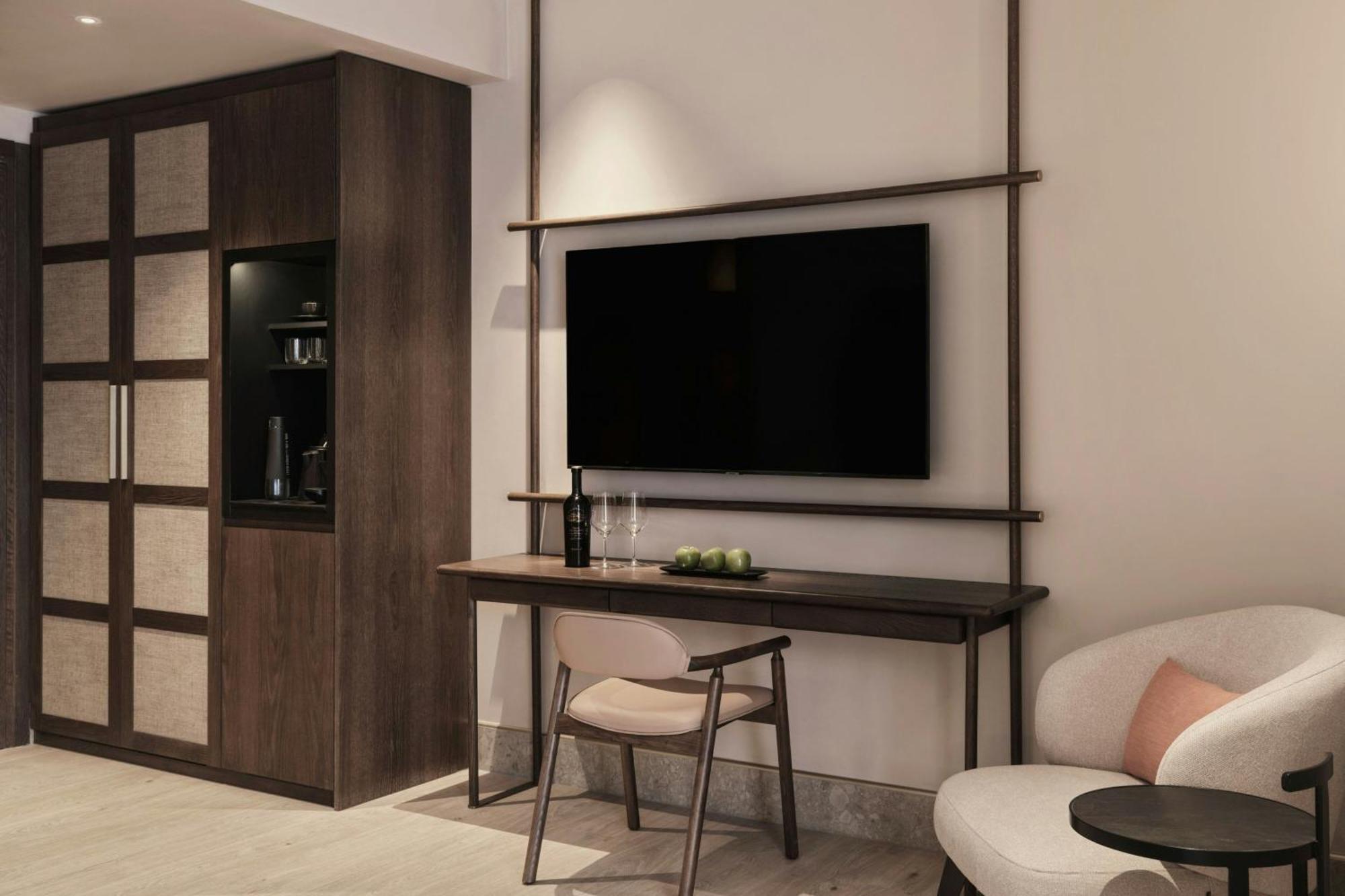 Hotel Monasty, Thessaloniki, Autograph Collection Exterior foto A television in a hotel room