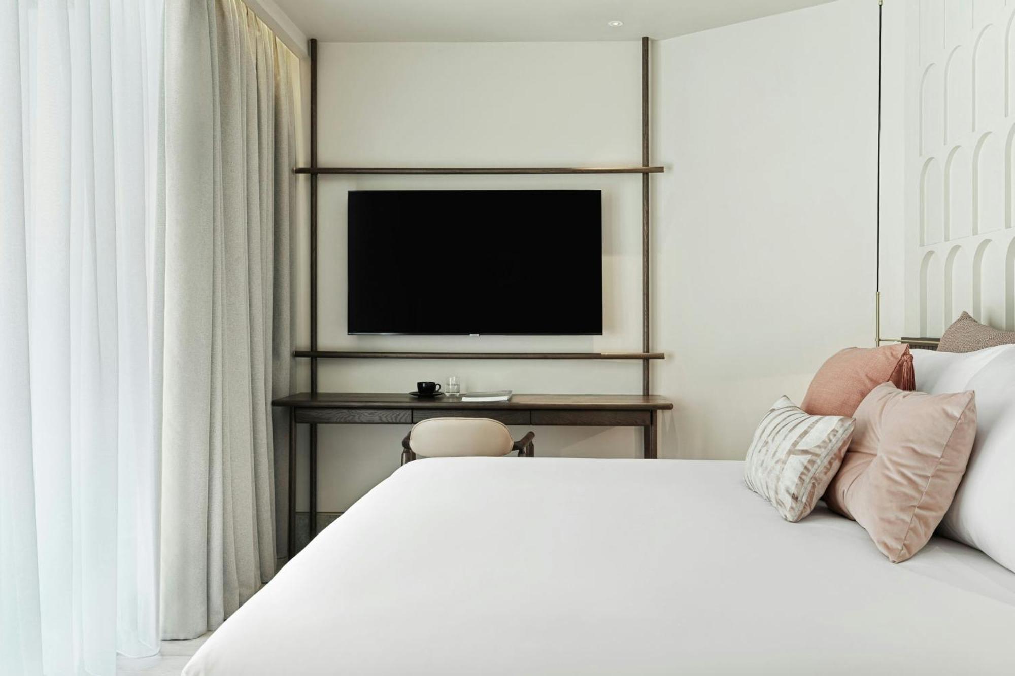 Hotel Monasty, Thessaloniki, Autograph Collection Exterior foto A bedroom at the hotel