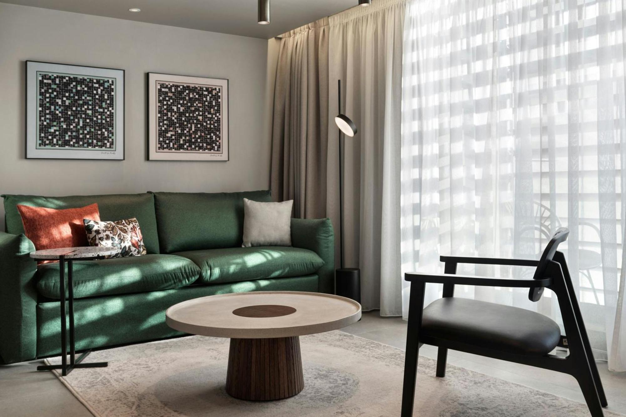Hotel Monasty, Thessaloniki, Autograph Collection Exterior foto A living room in a hotel suite